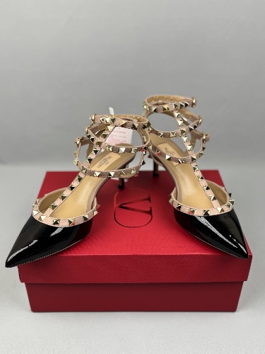 Valentino Garavani Rockstud patent leather pumps in black and beige — 4