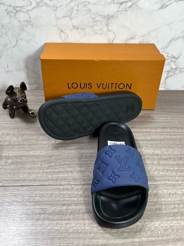 Louis Vuitton blue and black rubber Monogram pool slides — 4