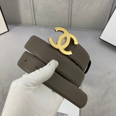 Chanel reversible belt made of mocha brown grained calfskin leather featuring a white interlocking C — 5