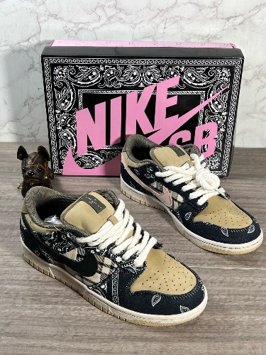 Nike x Travis Scott SB Dunk Low sneakers