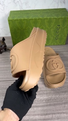 Gucci Interlocking GG camel brown rubber platform slides — 5