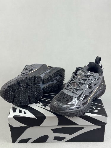 Off-White "Be Right Back" sneakers in a black
