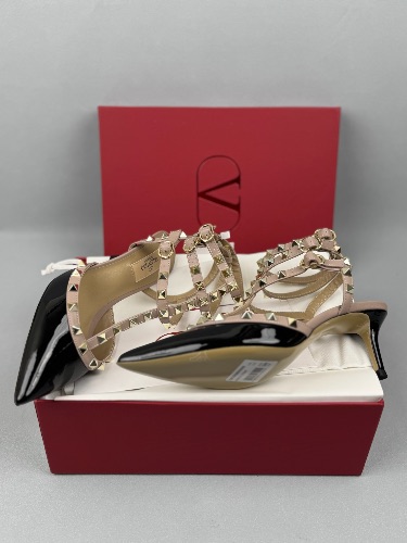 Valentino Garavani Rockstud patent leather pumps in black and beige