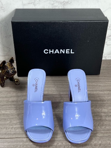 Chanel lilac patent leather mules — 3