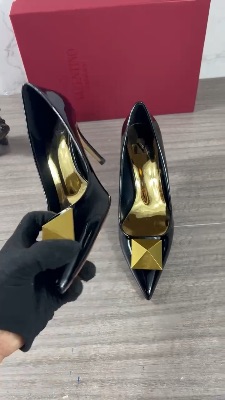 Valentino Garavani One Stud black patent leather pointed-toe pumps — 5