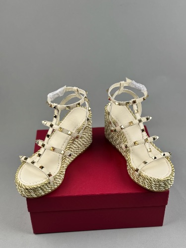 Valentino Garavani Rockstud Torchon 95 espadrille wedge sandals in ivory leather — 4