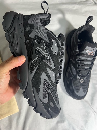 Louis Vuitton Runner Tatic black and grey trainers — 4