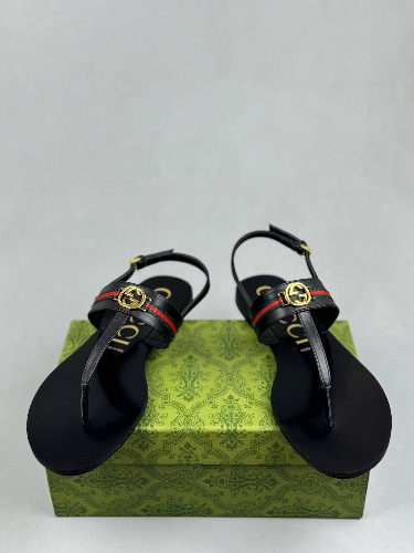 Gucci Women's black leather thong sandals — 4