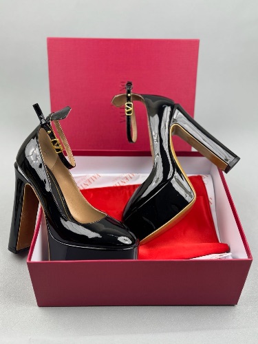 Valentino Garavani Tan-Go patent leather platform pumps in black