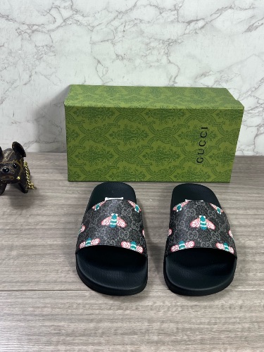Gucci GG Supreme Slide 'Bee Print' sandals — 3
