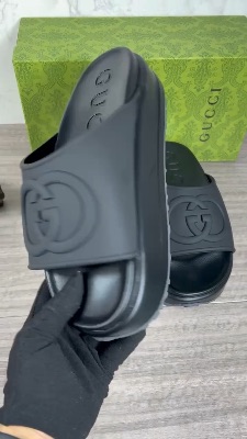 Gucci Interlocking G slide sandals — 5