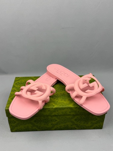 Gucci Palma rubber slide sandals in pink — 4