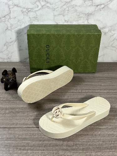 Gucci GG Marmont platform rubber flip-flops — 4