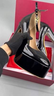 Valentino Garavani Tan-Go patent leather platform pumps in black — 5