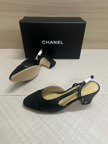 Chanel Slingback pumps in black goatskin and grosgrain