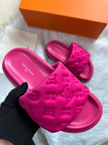 Louis Vuitton Pool Pillow comfort mules in fuchsia pink