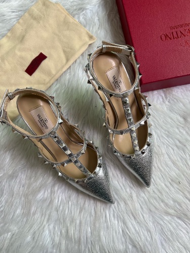 Valentino Garavani Rockstud pumps — 4