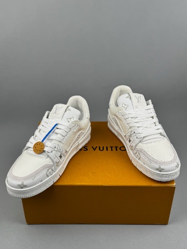 Louis Vuitton Trainer sneakers in white. — 4