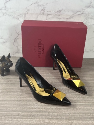 Valentino Garavani One Stud black patent leather pointed-toe pumps — 4