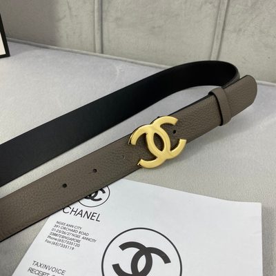 Chanel reversible belt made of mocha brown grained calfskin leather featuring a white interlocking C — 4