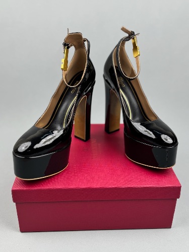 Valentino Garavani Tan-Go patent leather platform pumps in black — 4