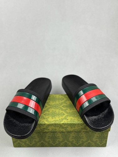 Gucci rubber slides — 4