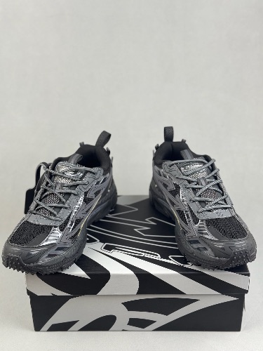 Off-White "Be Right Back" sneakers in a black — 4