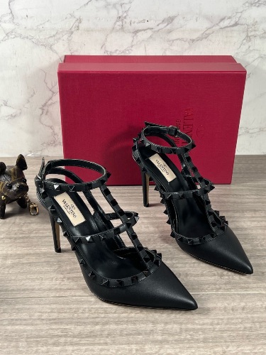 Valentino Garavani Rockstud ankle strap pumps — 4