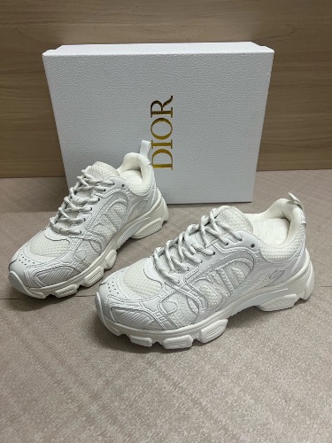 Dior Chrono sneakers featuring mesh and leather-effect panels — 3