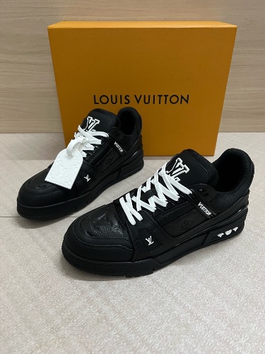 Louis Vuitton Trainer 'Embossed Monogram' sneakers — 3