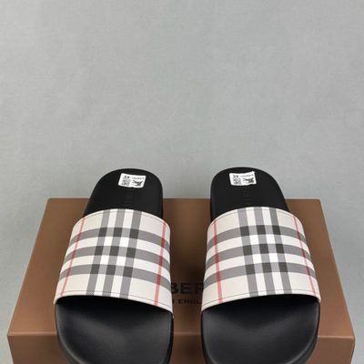 Burberry check slides — 3