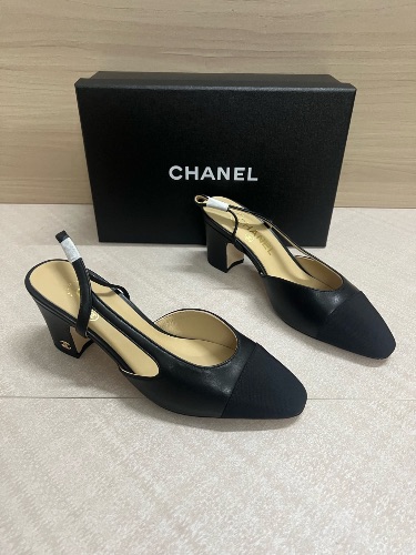 Chanel Slingback pumps in black goatskin and grosgrain — 4