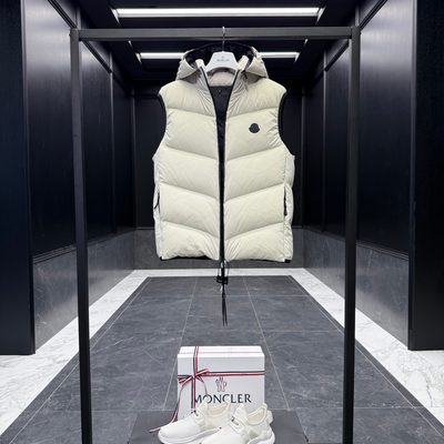 Moncler Guersac Hooded Diagonal-Quilted Down Gilet — 3