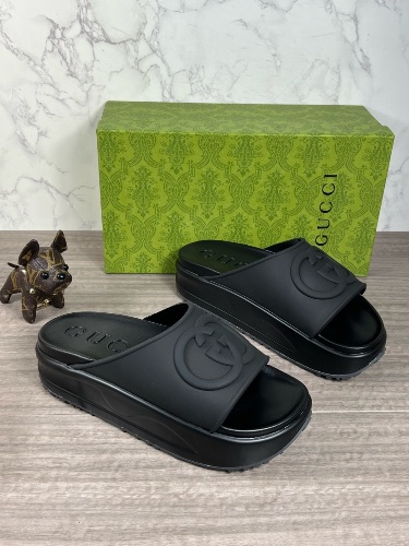Gucci Interlocking G slide sandals — 4