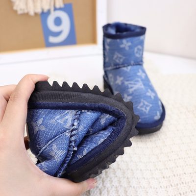 UGG short suede-style winter ankle boots — 9