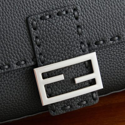 Fendi black leather Baguette shoulder bag (T) — 6
