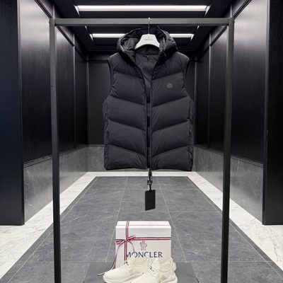 Moncler puffer gilet — 3