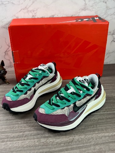 Nike x sacai VaporWaffle "Villain Red/Neptune Green" sneakers — 3