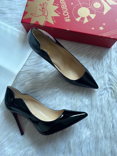 Christian Louboutin Hot Chick 100 Patent Leather Pumps in black