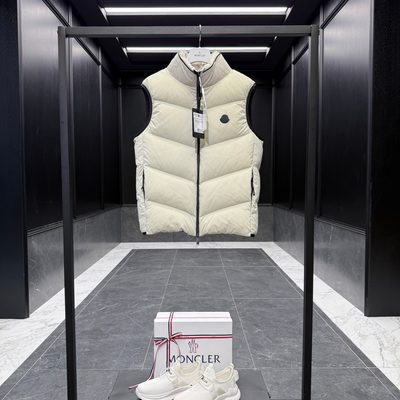 Moncler Guersac Hooded Diagonal-Quilted Down Gilet — 4