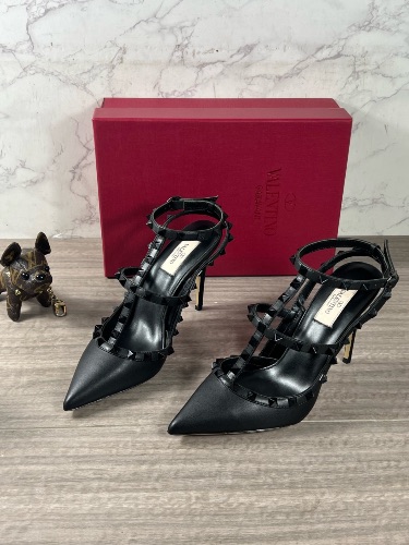 Valentino Garavani Rockstud ankle strap pumps — 3