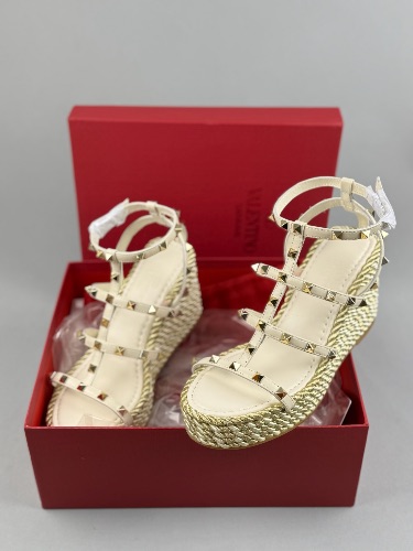 Valentino Garavani Rockstud Torchon 95 espadrille wedge sandals in ivory leather
