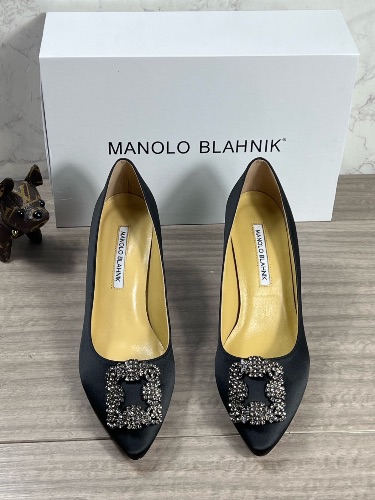 Manolo Blahnik Hangisi black satin pumps — 3