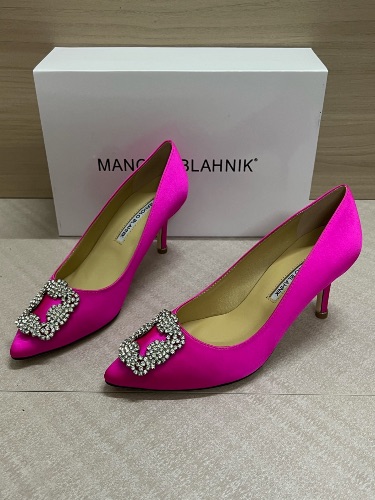 Manolo Blahnik Hangisi 70 crystal-embellished pumps — 3