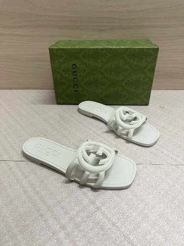 Gucci white Interlocking G rubber slide sandals — 4