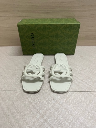 Gucci white Interlocking G rubber slide sandals — 3