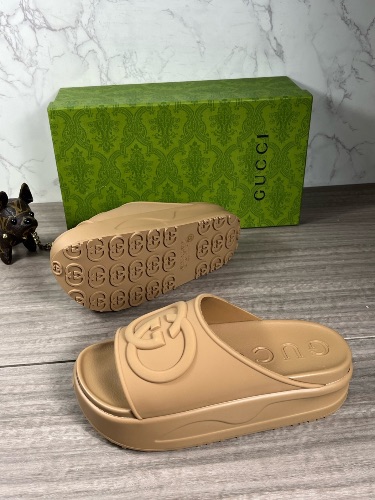 Gucci Interlocking GG camel brown rubber platform slides