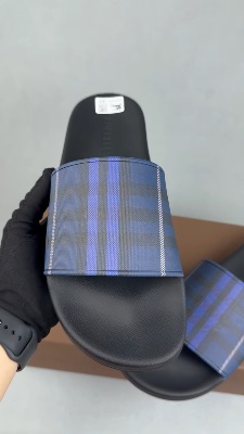 Burberry check sliders — 5