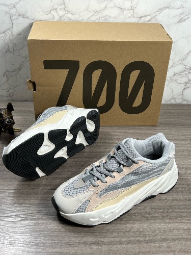 Adidas Yeezy Boost 700 V2 Cream sneakers — 4