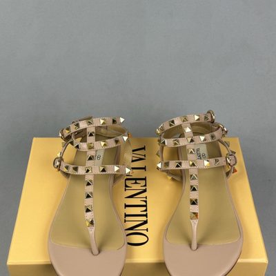 Valentino Garavani Rockstud thong sandals — 3